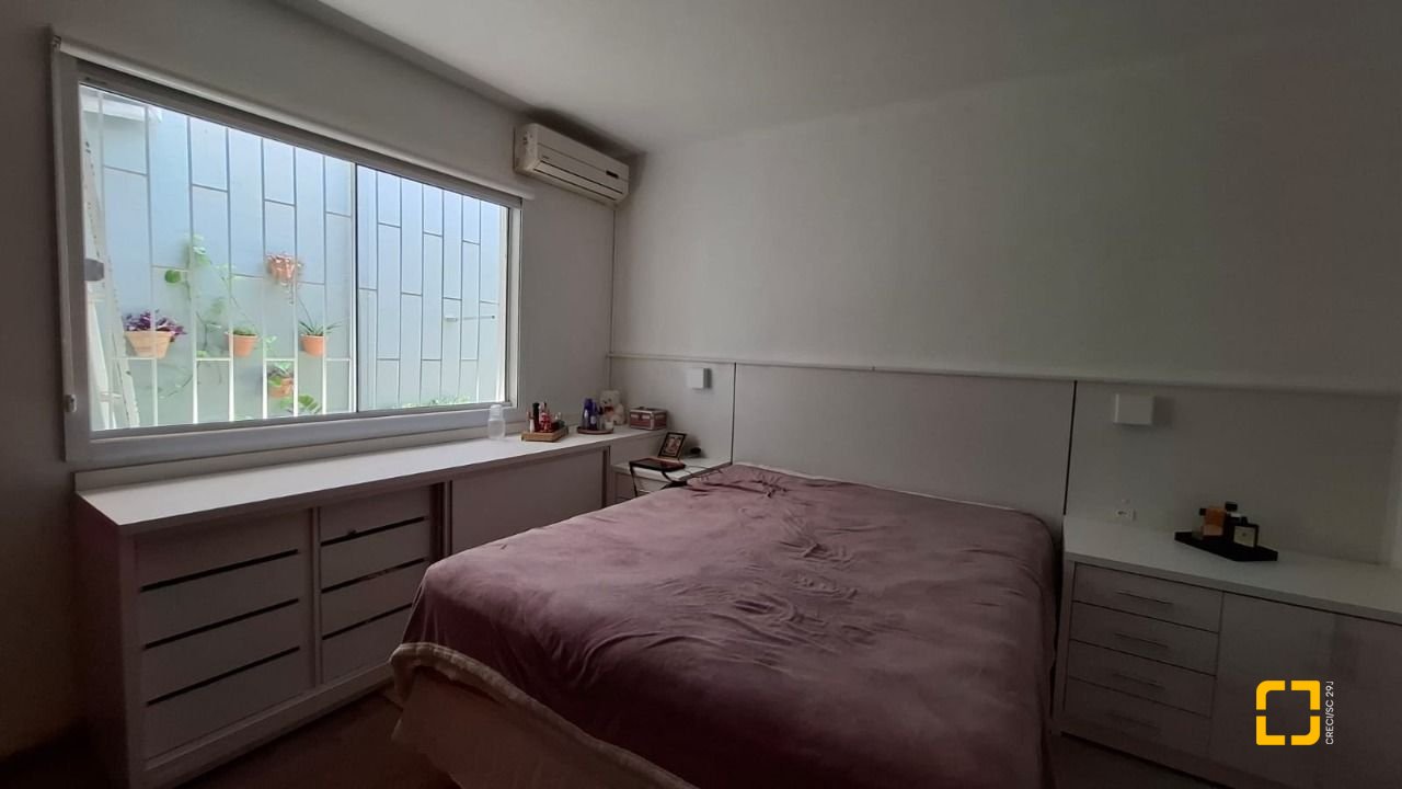 Casa com 168m², 4 quartos (sendo 1 suíte), 2 garagens, no bairro Capoeiras em Florianópolis