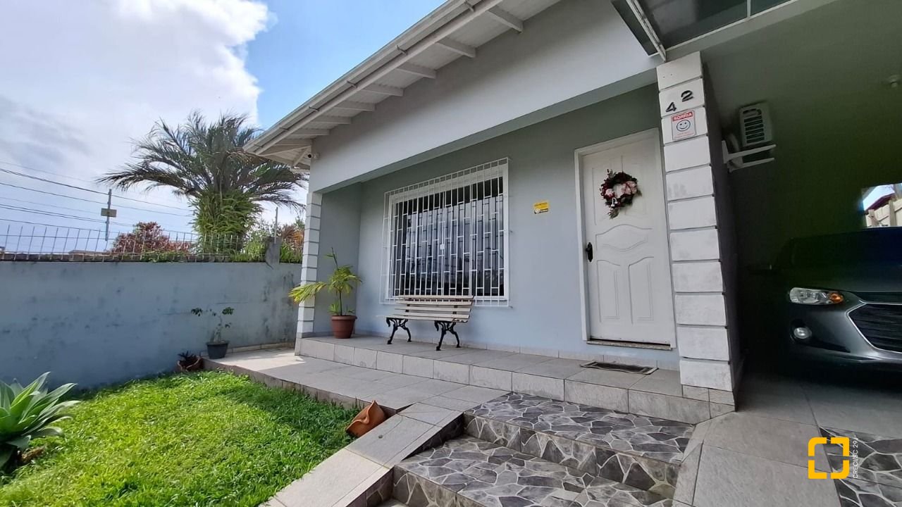 Casa com 168m², 4 quartos (sendo 1 suíte), 2 garagens, no bairro Capoeiras em Florianópolis