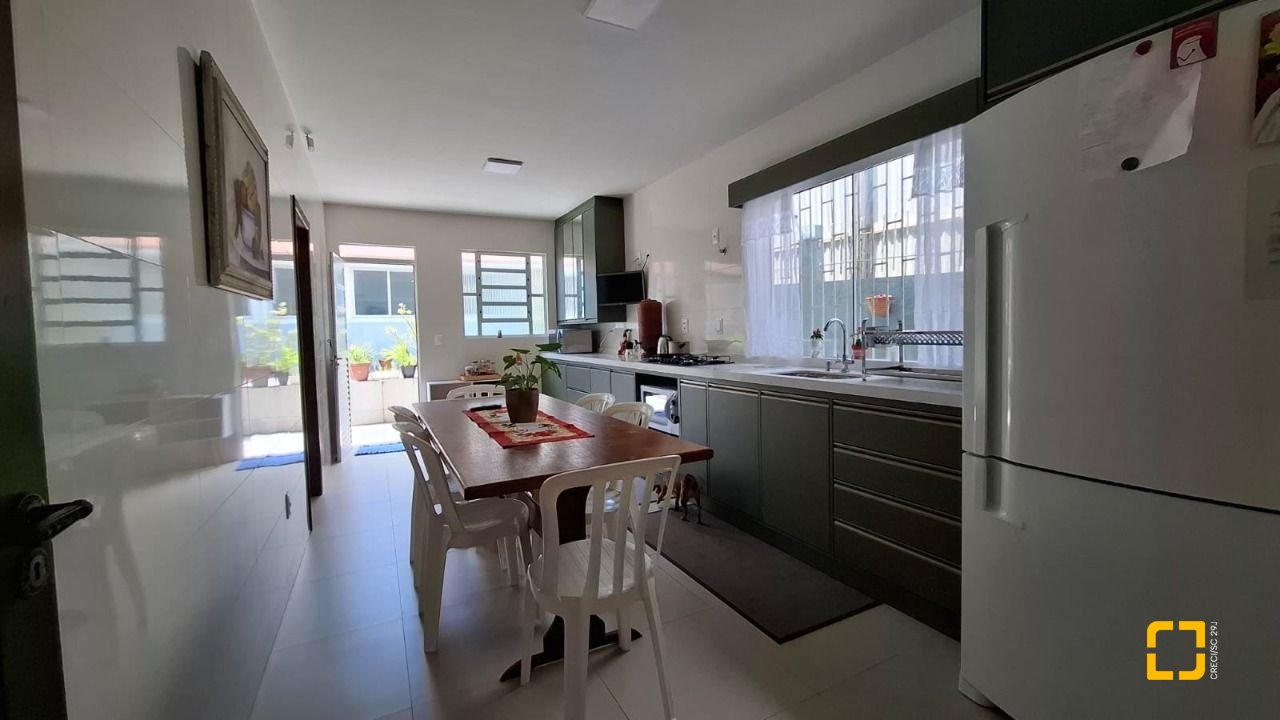 Casa com 168m², 4 quartos (sendo 1 suíte), 2 garagens, no bairro Capoeiras em Florianópolis