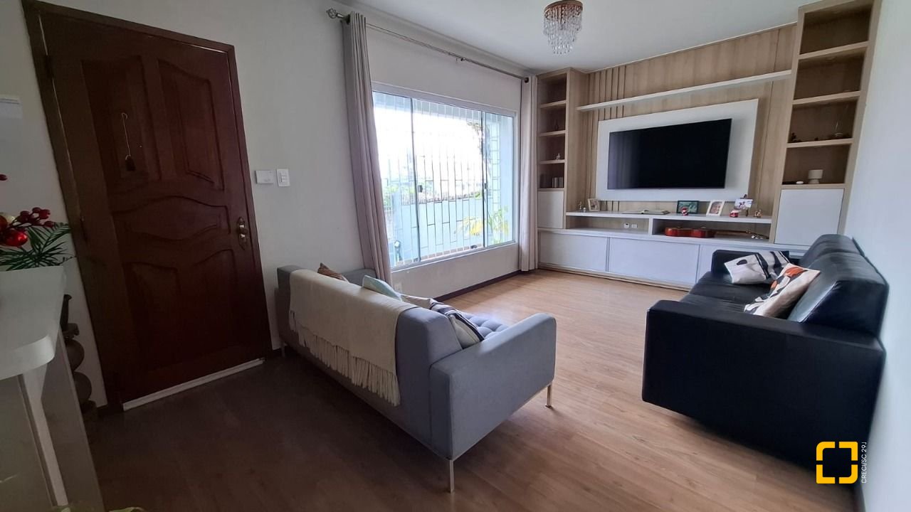 Casa com 168m², 4 quartos (sendo 1 suíte), 2 garagens, no bairro Capoeiras em Florianópolis