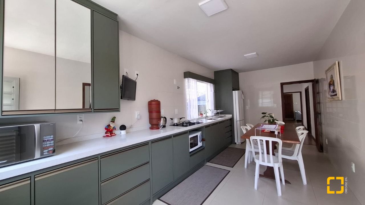 Casa com 168m², 4 quartos (sendo 1 suíte), 2 garagens, no bairro Capoeiras em Florianópolis