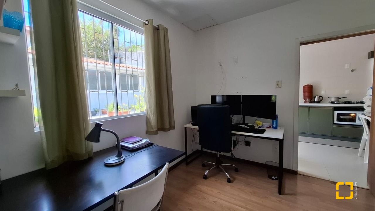 Casa com 168m², 4 quartos (sendo 1 suíte), 2 garagens, no bairro Capoeiras em Florianópolis