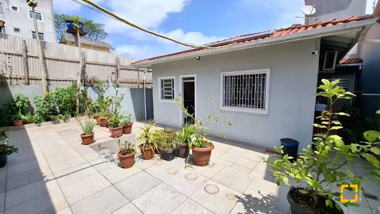 Casa com 168m², 4 quartos (sendo 1 suíte), 2 garagens, no bairro Capoeiras em Florianópolis