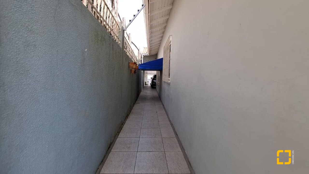Casa com 168m², 4 quartos (sendo 1 suíte), 2 garagens, no bairro Capoeiras em Florianópolis