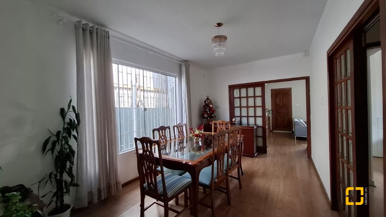 Casa com 168m², 4 quartos (sendo 1 suíte), 2 garagens, no bairro Capoeiras em Florianópolis