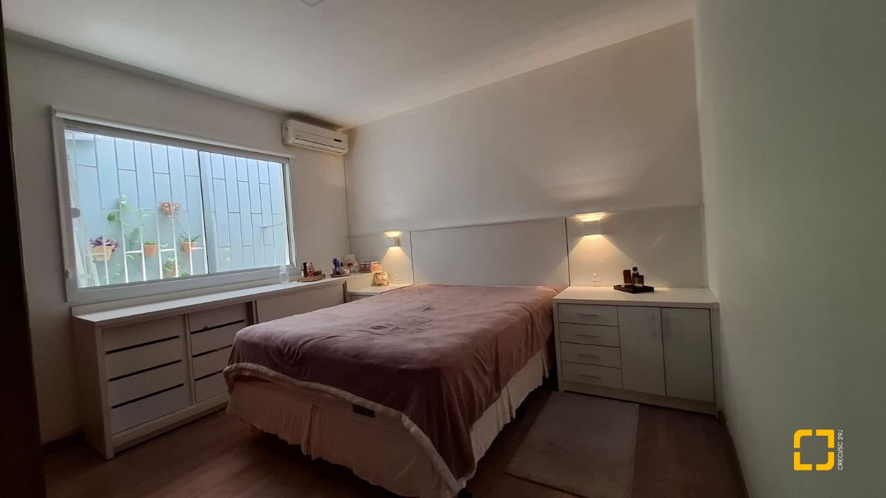 Casa com 168m², 4 quartos (sendo 1 suíte), 2 garagens, no bairro Capoeiras em Florianópolis