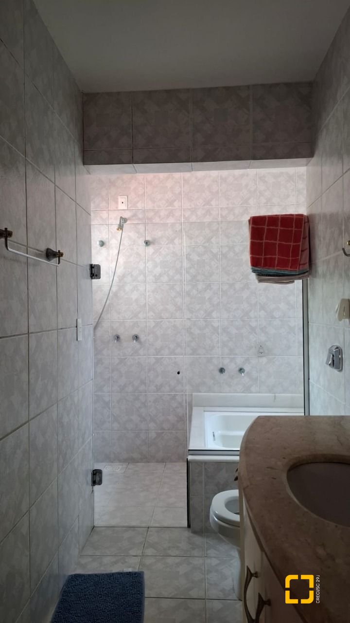 Casa com 168m², 4 quartos (sendo 1 suíte), 2 garagens, no bairro Capoeiras em Florianópolis