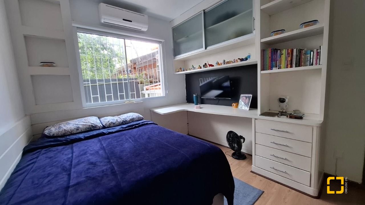 Casa com 168m², 4 quartos (sendo 1 suíte), 2 garagens, no bairro Capoeiras em Florianópolis