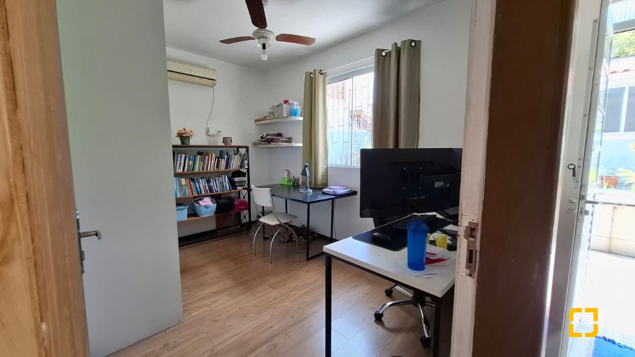 Casa com 168m², 4 quartos (sendo 1 suíte), 2 garagens, no bairro Capoeiras em Florianópolis