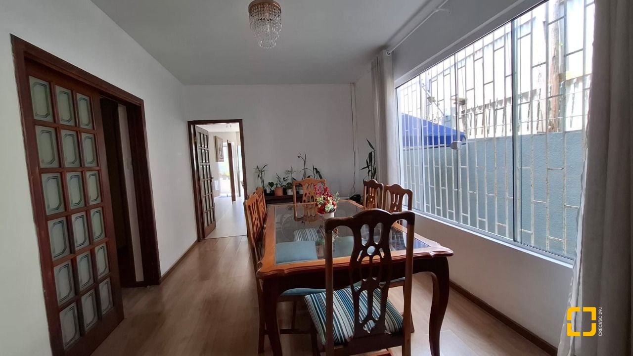 Casa com 168m², 4 quartos (sendo 1 suíte), 2 garagens, no bairro Capoeiras em Florianópolis