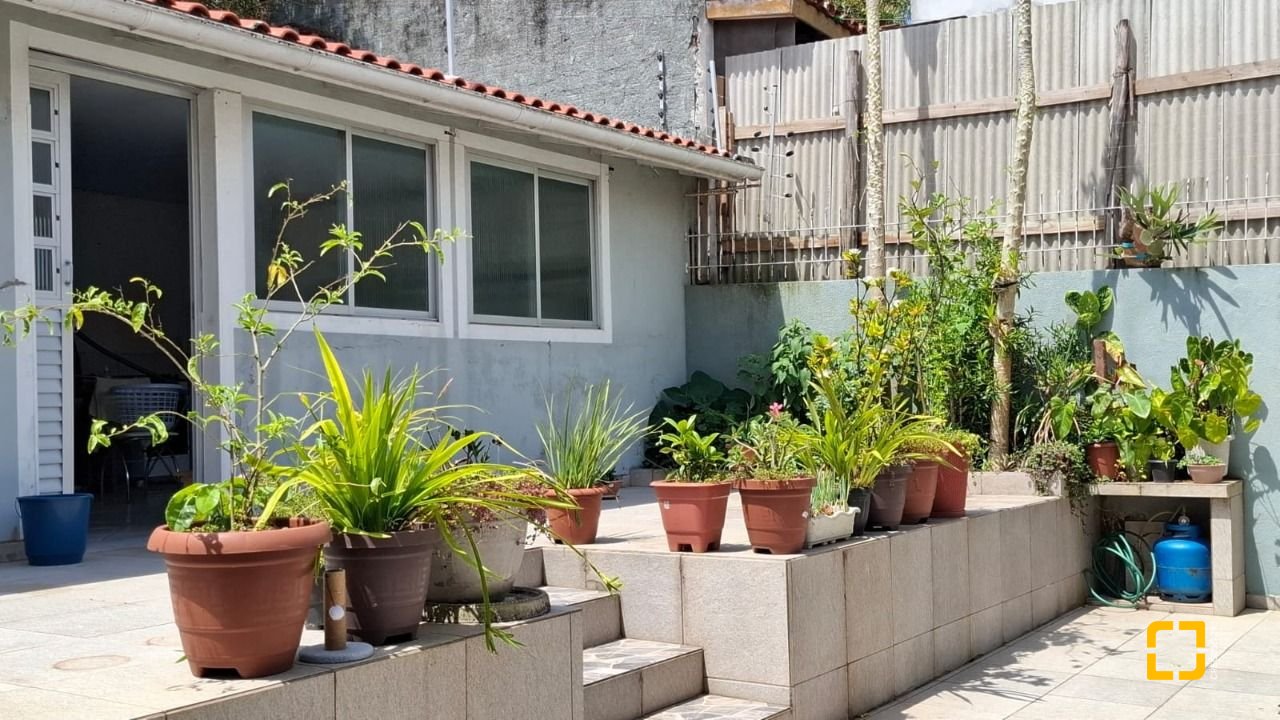 Casa com 168m², 4 quartos (sendo 1 suíte), 2 garagens, no bairro Capoeiras em Florianópolis