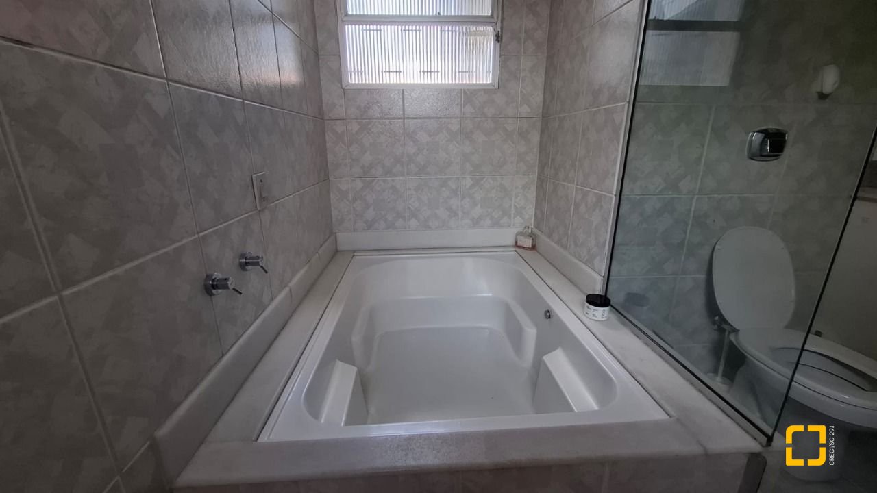 Casa com 168m², 4 quartos (sendo 1 suíte), 2 garagens, no bairro Capoeiras em Florianópolis