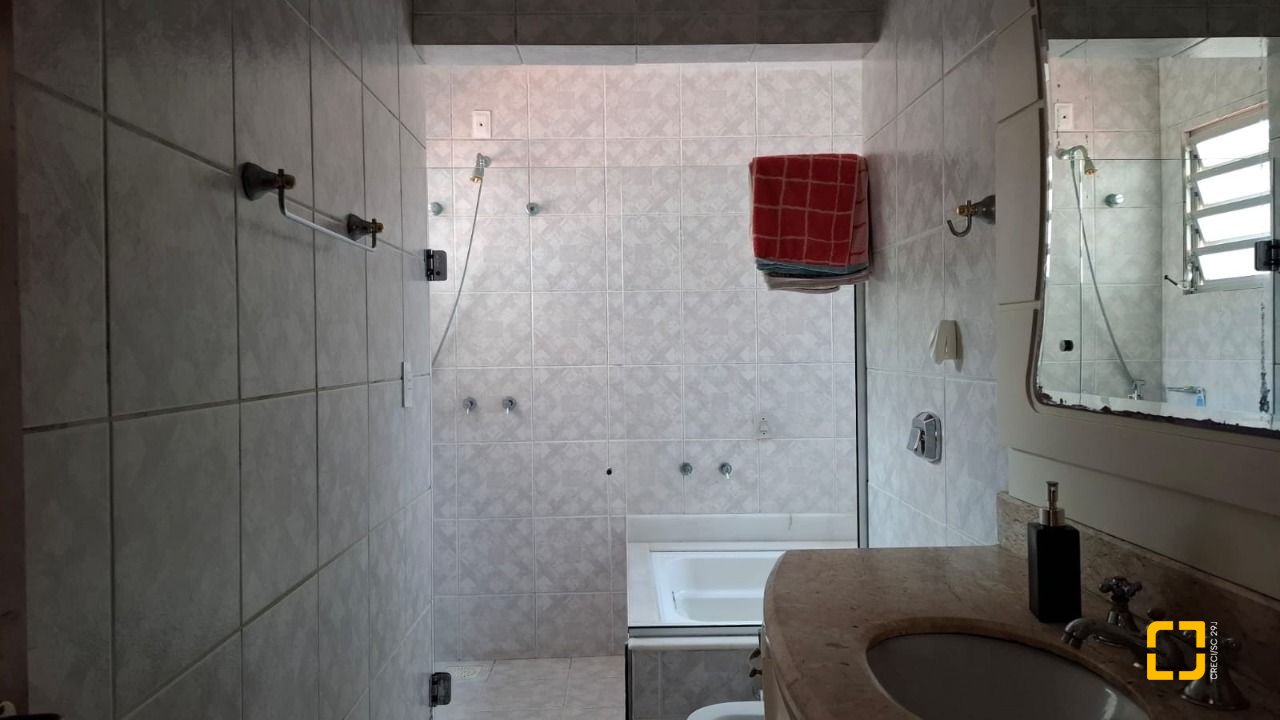 Casa com 168m², 4 quartos (sendo 1 suíte), 2 garagens, no bairro Capoeiras em Florianópolis