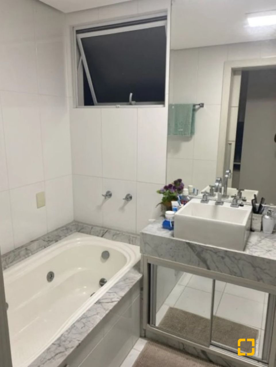 Apartamento com 108m², 4 quartos (sendo 1 suíte), 2 garagens, no bairro Estreito em Florianópolis