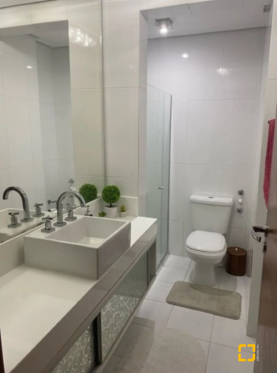 Apartamento com 108m², 4 quartos (sendo 1 suíte), 2 garagens, no bairro Estreito em Florianópolis
