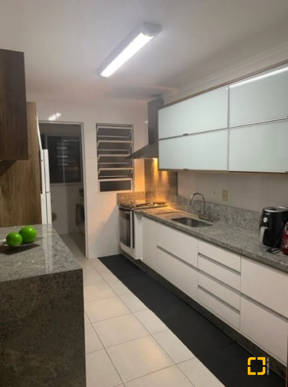 Apartamento com 108m², 4 quartos (sendo 1 suíte), 2 garagens, no bairro Estreito em Florianópolis