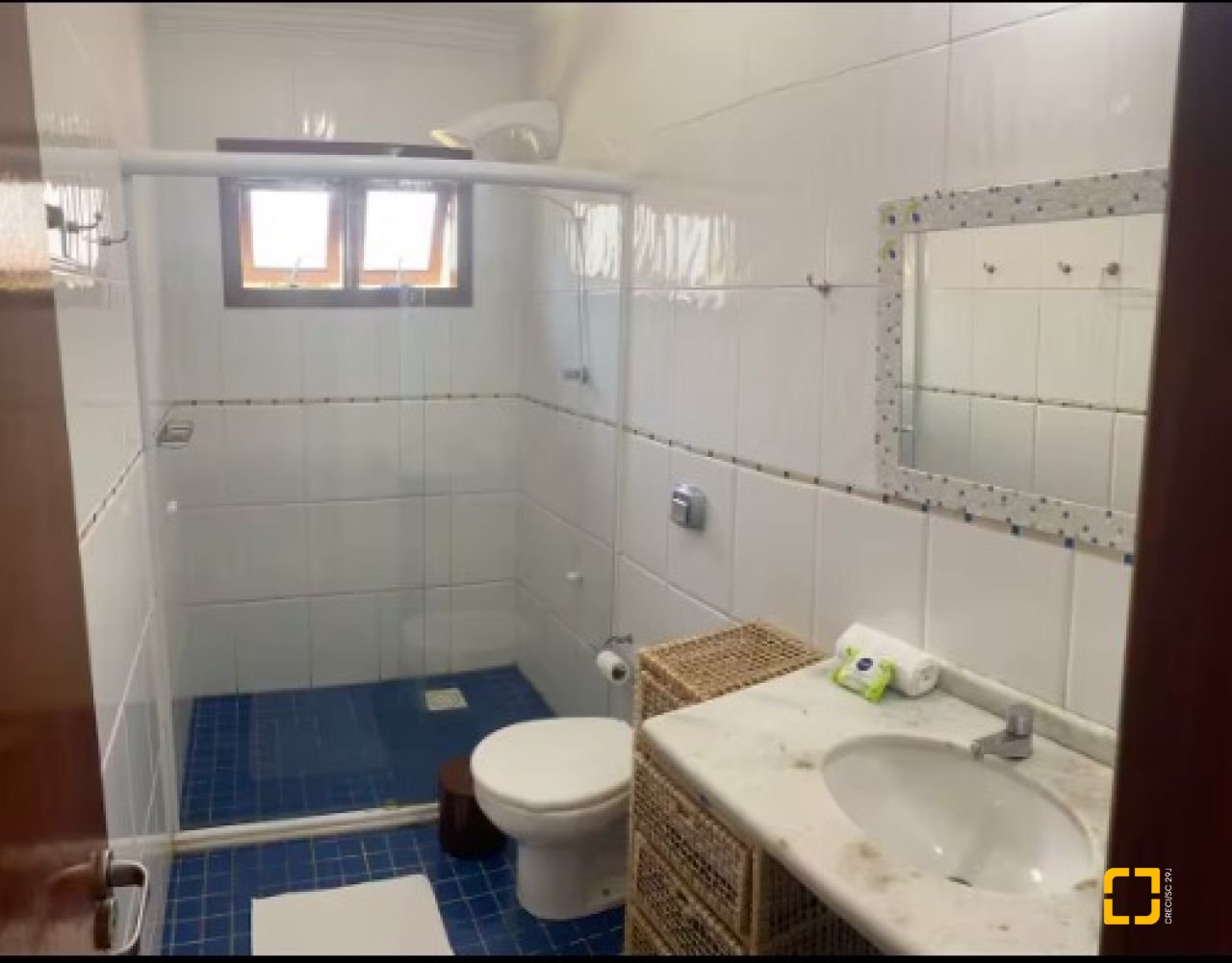 Casa com 370m², 5 quartos (sendo 2 suítes), 3 garagens, no bairro Campeche em Florianópolis