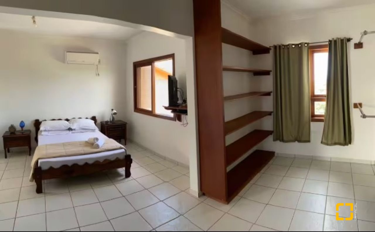 Casa com 370m², 5 quartos (sendo 2 suítes), 3 garagens, no bairro Campeche em Florianópolis