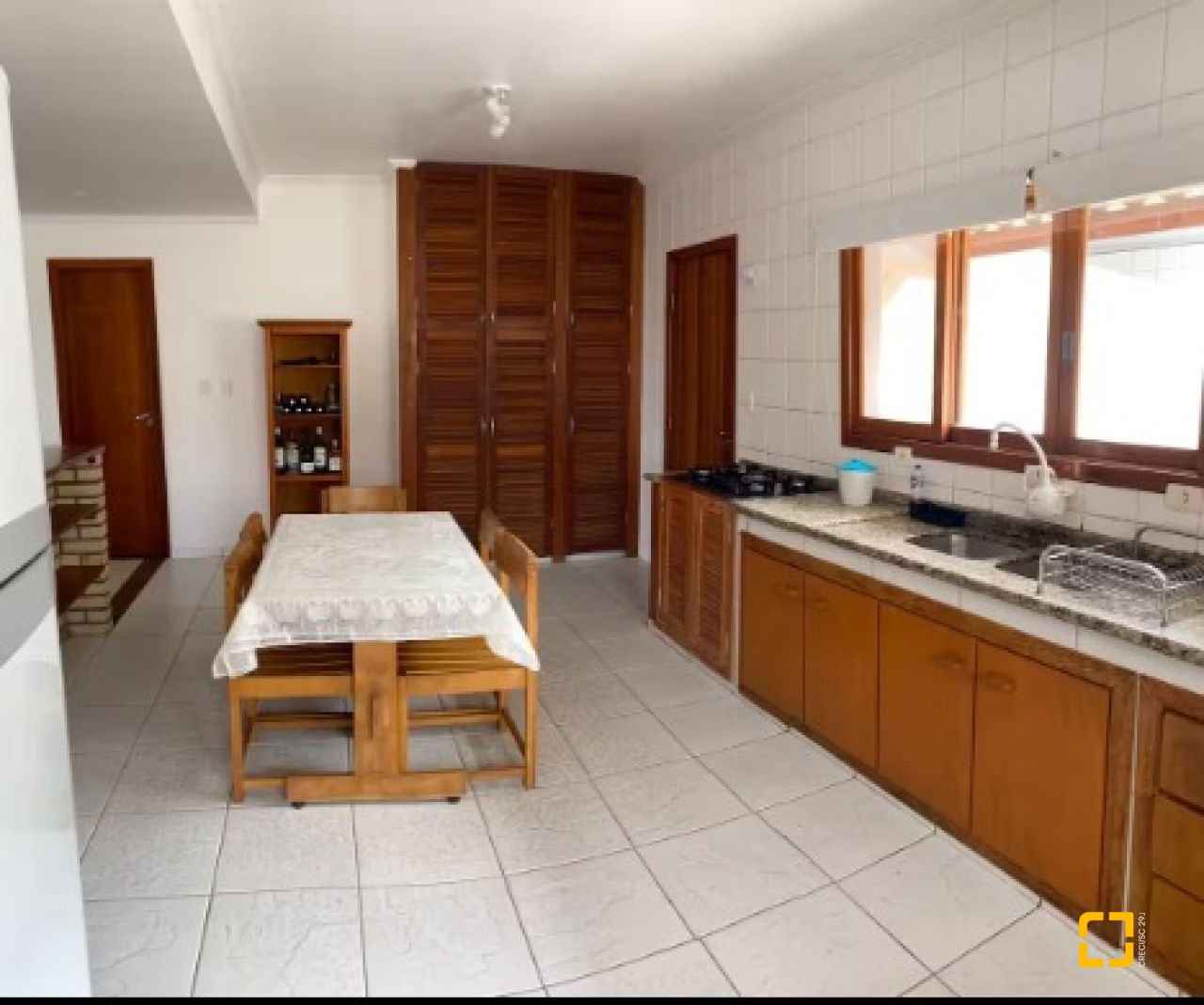 Casa com 370m², 5 quartos (sendo 2 suítes), 3 garagens, no bairro Campeche em Florianópolis