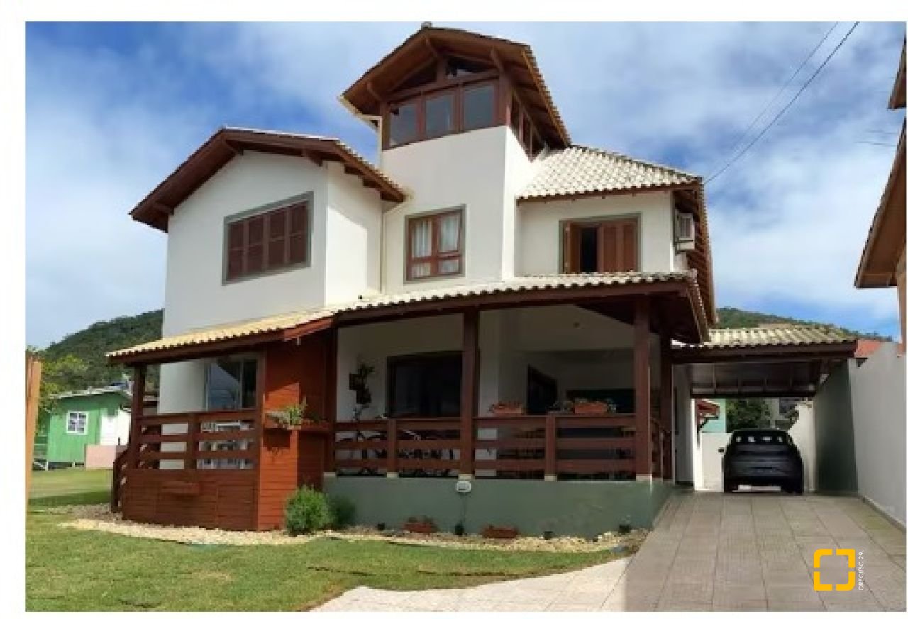 Casa com 370m², 5 quartos (sendo 2 suítes), 3 garagens, no bairro Campeche em Florianópolis