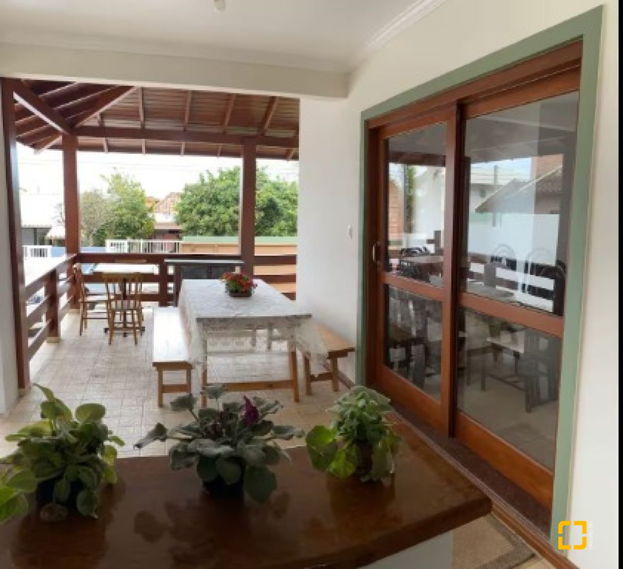 Casa com 370m², 5 quartos (sendo 2 suítes), 3 garagens, no bairro Campeche em Florianópolis