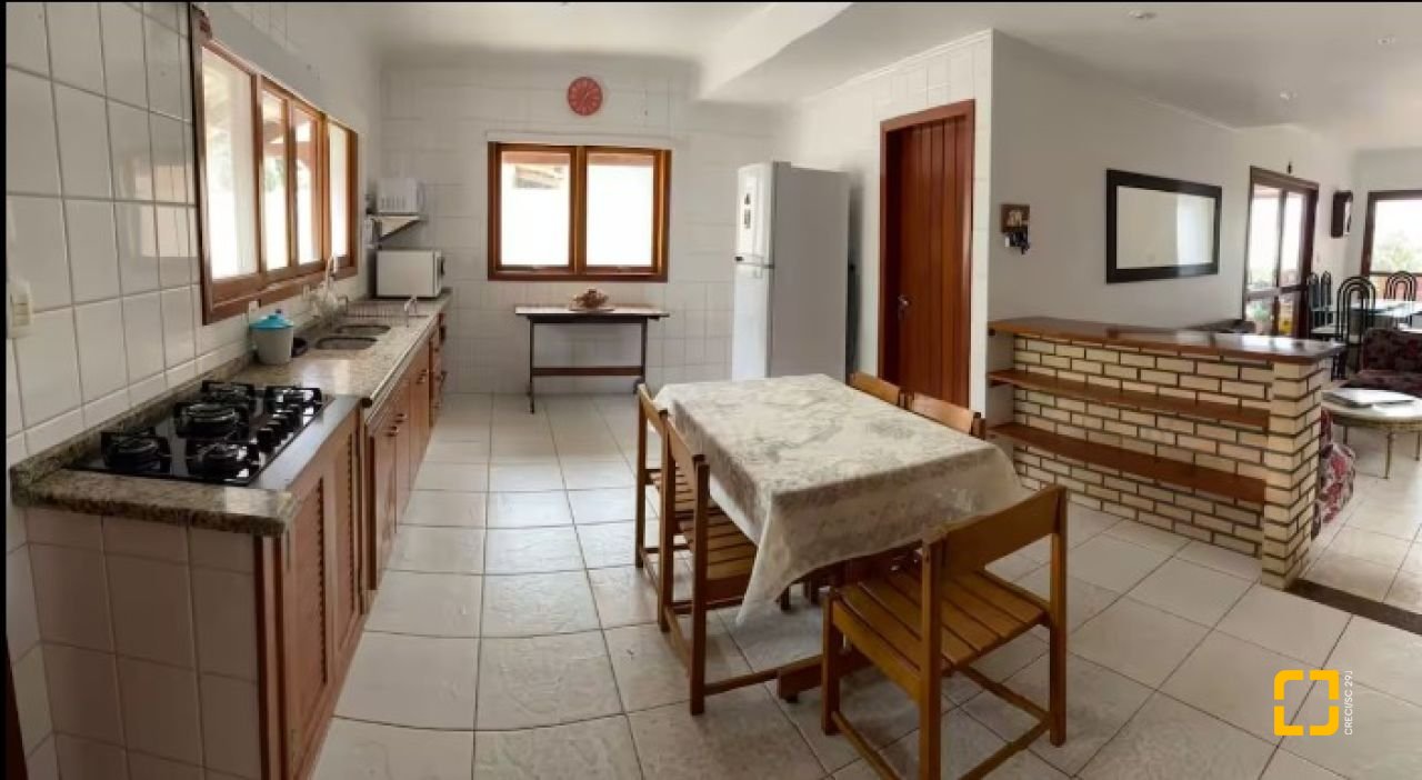 Casa com 370m², 5 quartos (sendo 2 suítes), 3 garagens, no bairro Campeche em Florianópolis