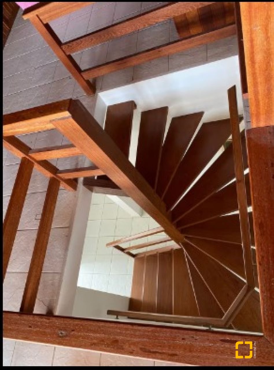 Casa com 370m², 5 quartos (sendo 2 suítes), 3 garagens, no bairro Campeche em Florianópolis