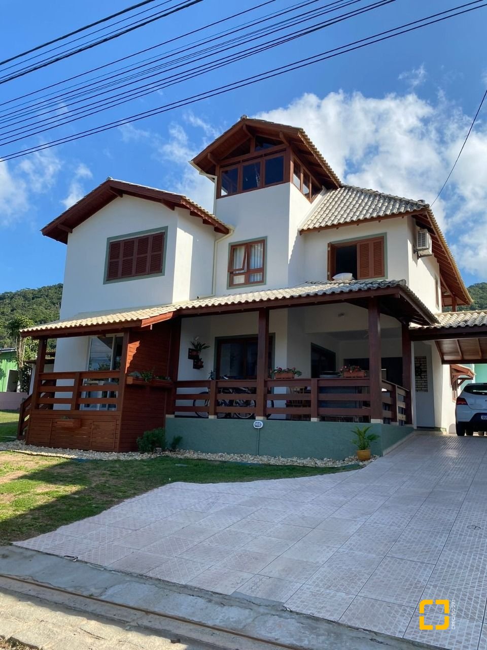 Casa com 370m², 5 quartos (sendo 2 suítes), 3 garagens, no bairro Campeche em Florianópolis