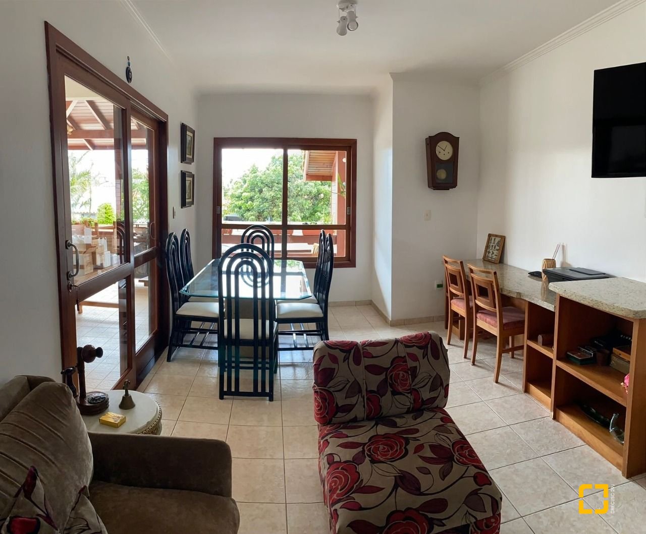 Casa com 370m², 5 quartos (sendo 2 suítes), 3 garagens, no bairro Campeche em Florianópolis