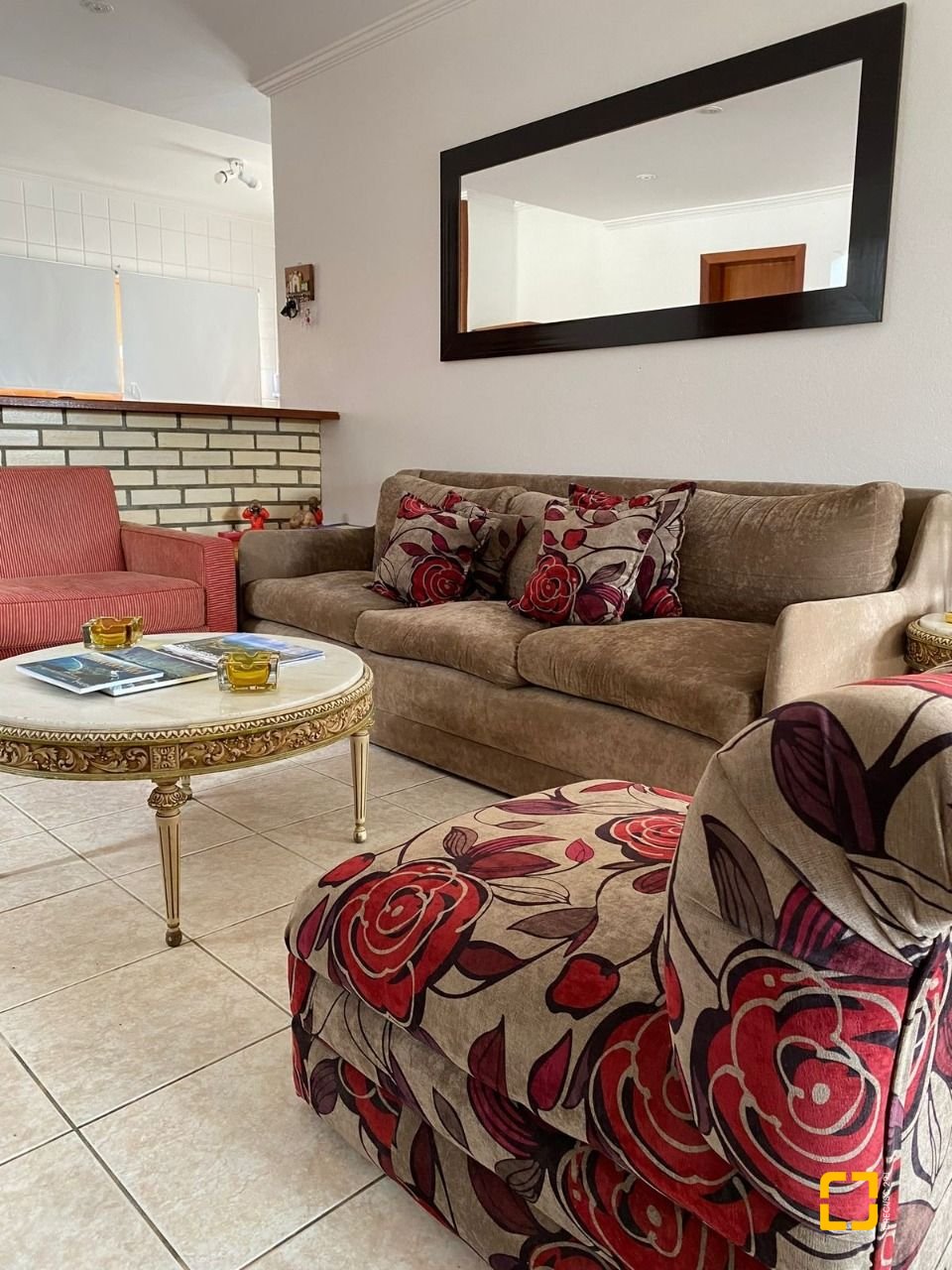 Casa com 370m², 5 quartos (sendo 2 suítes), 3 garagens, no bairro Campeche em Florianópolis