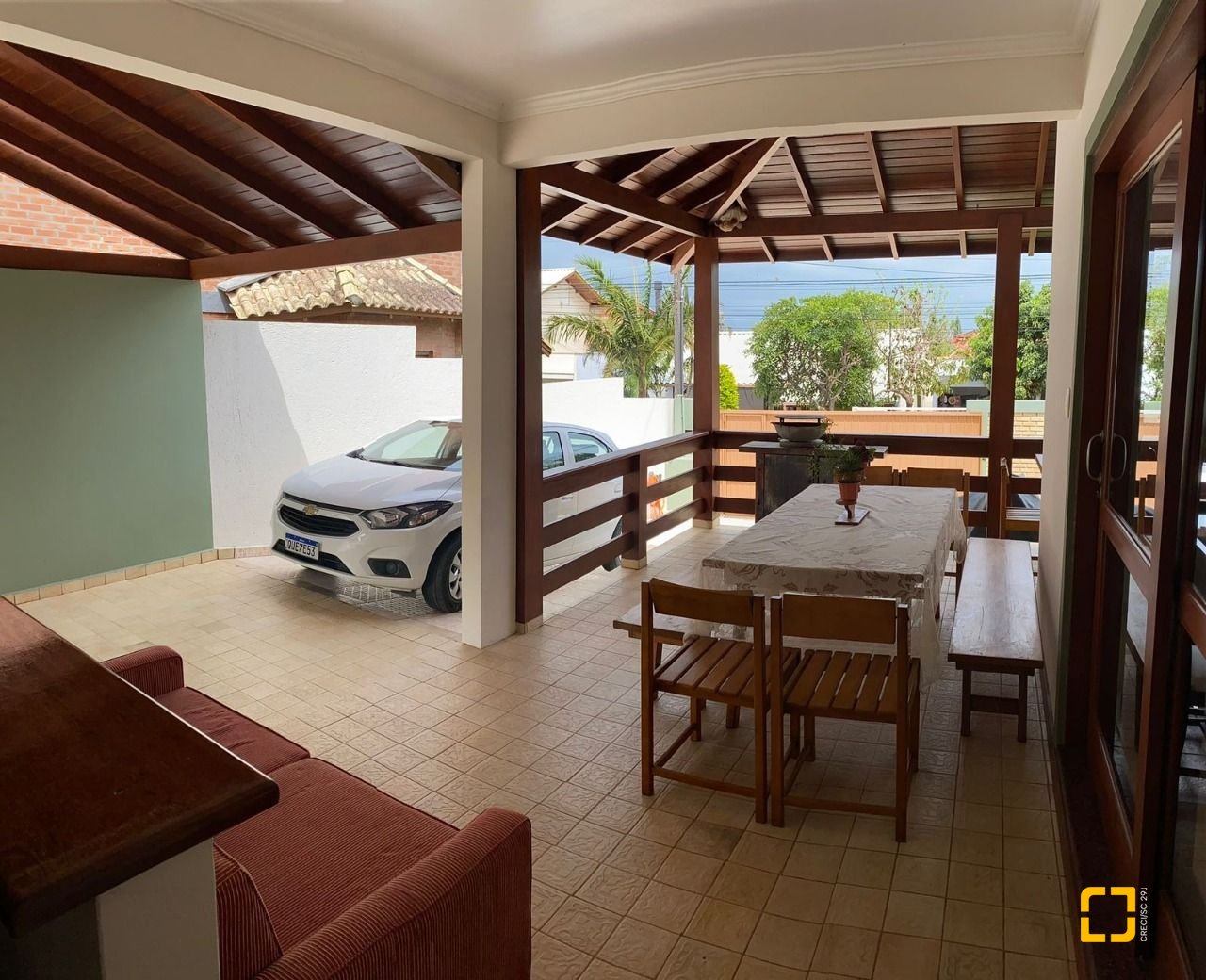 Casa com 370m², 5 quartos (sendo 2 suítes), 3 garagens, no bairro Campeche em Florianópolis