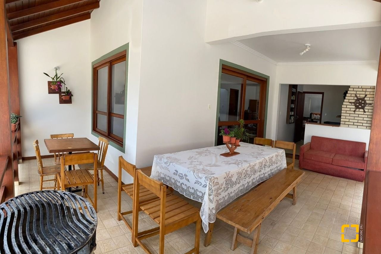 Casa com 370m², 5 quartos (sendo 2 suítes), 3 garagens, no bairro Campeche em Florianópolis