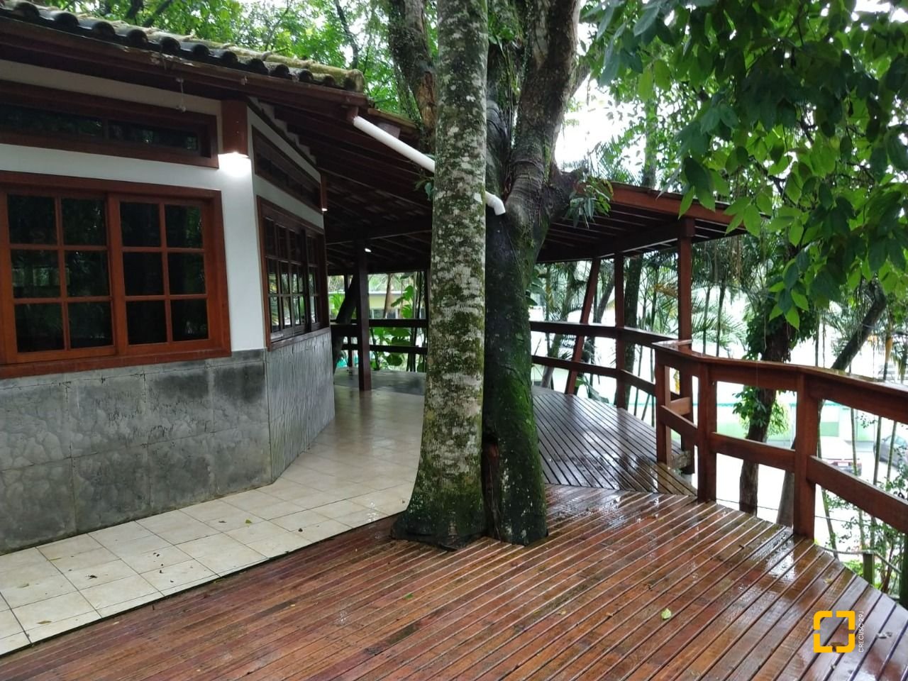 Apartamento com 95m², 2 quartos (sendo 1 suíte), 2 garagens, no bairro Pantanal em Florianópolis