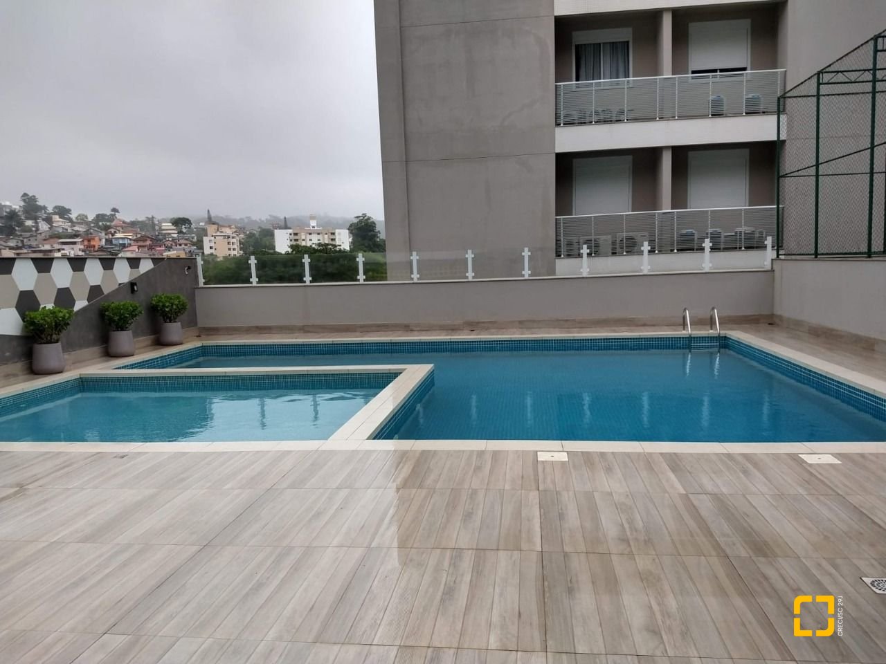 Apartamento com 95m², 2 quartos (sendo 1 suíte), 2 garagens, no bairro Pantanal em Florianópolis