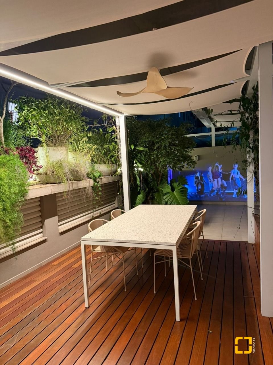 Apartamento com 95m², 2 quartos (sendo 1 suíte), 2 garagens, no bairro Pantanal em Florianópolis
