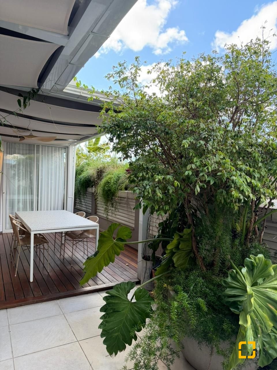 Apartamento com 95m², 2 quartos (sendo 1 suíte), 2 garagens, no bairro Pantanal em Florianópolis