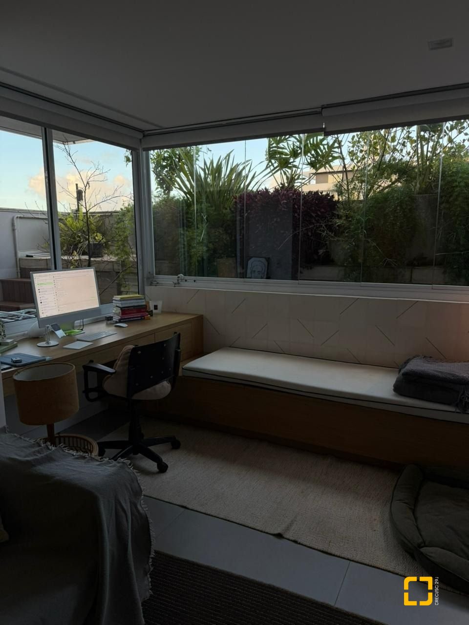 Apartamento com 95m², 2 quartos (sendo 1 suíte), 2 garagens, no bairro Pantanal em Florianópolis