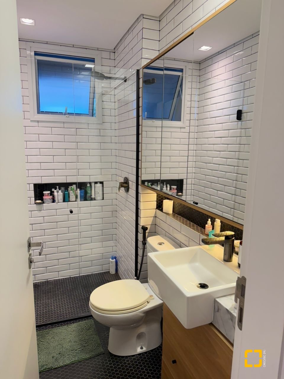 Apartamento com 95m², 2 quartos (sendo 1 suíte), 2 garagens, no bairro Pantanal em Florianópolis