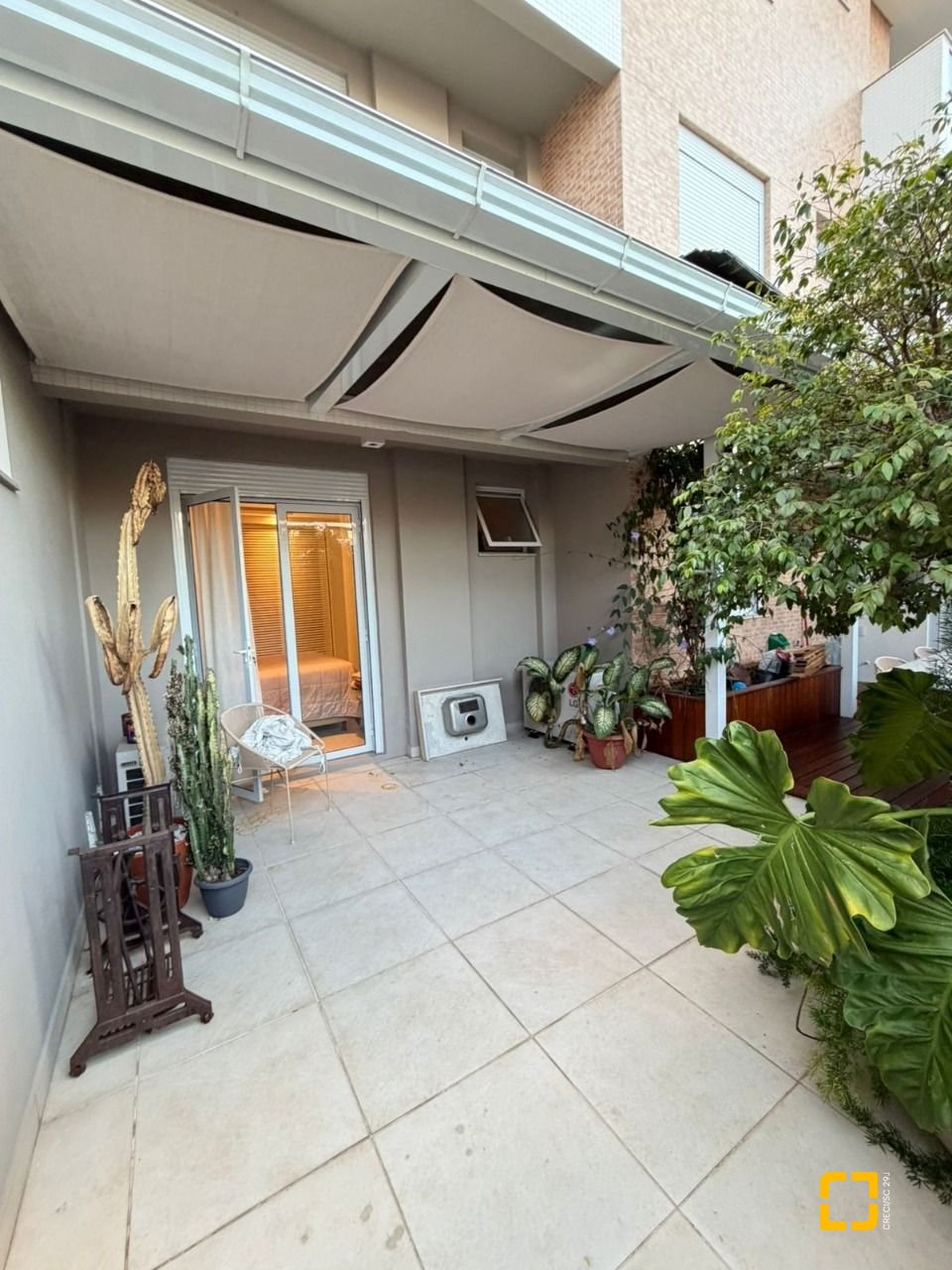 Apartamento com 95m², 2 quartos (sendo 1 suíte), 2 garagens, no bairro Pantanal em Florianópolis