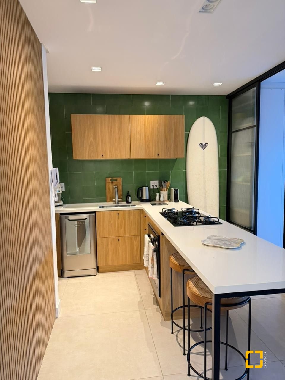 Apartamento com 95m², 2 quartos (sendo 1 suíte), 2 garagens, no bairro Pantanal em Florianópolis