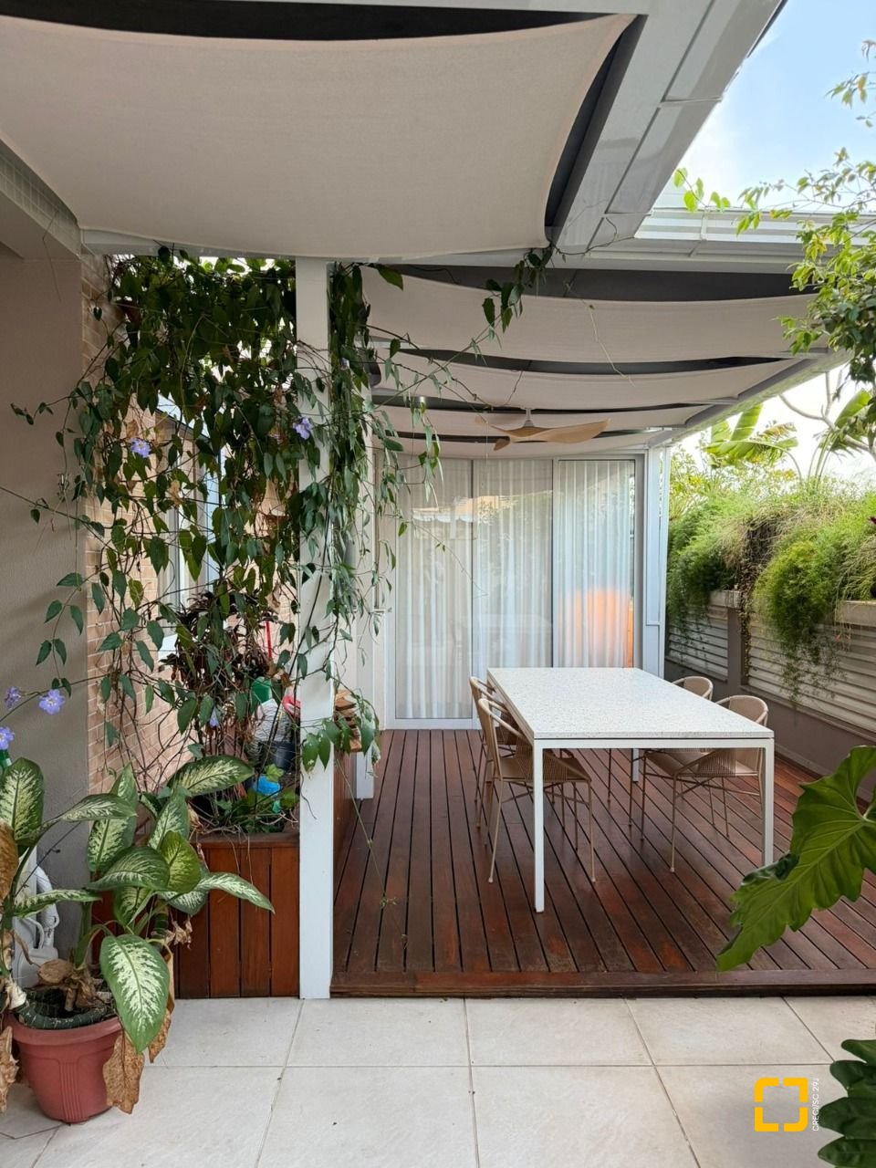 Apartamento com 95m², 2 quartos (sendo 1 suíte), 2 garagens, no bairro Pantanal em Florianópolis