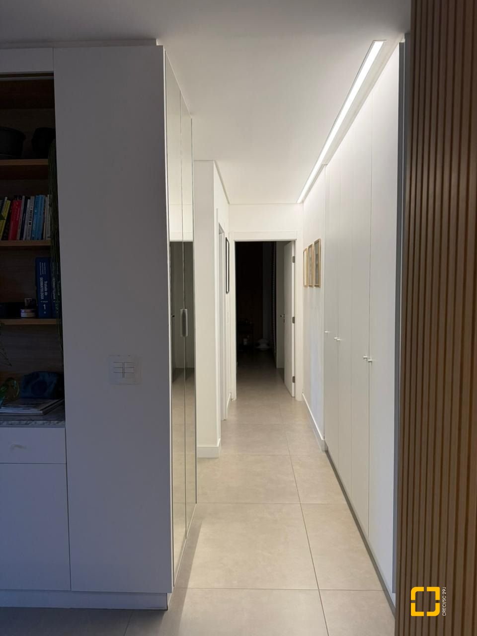 Apartamento com 95m², 2 quartos (sendo 1 suíte), 2 garagens, no bairro Pantanal em Florianópolis