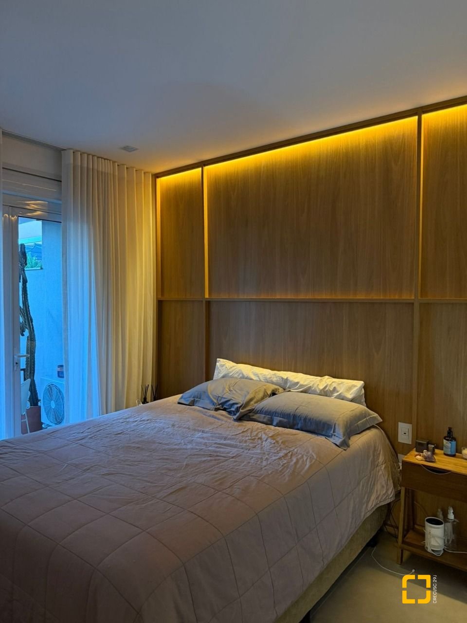 Apartamento com 95m², 2 quartos (sendo 1 suíte), 2 garagens, no bairro Pantanal em Florianópolis