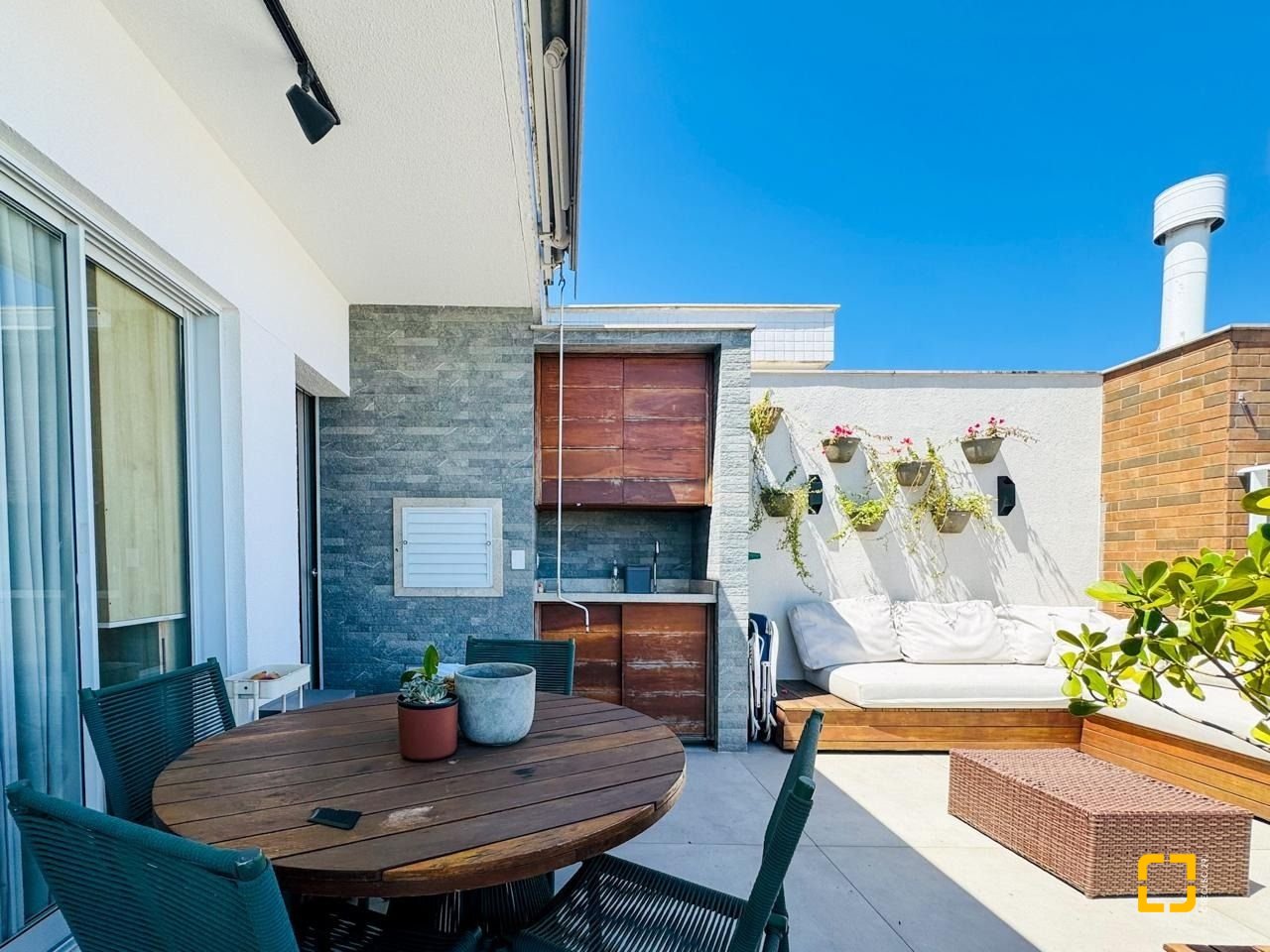 Cobertura com 175m², 3 quartos (sendo 1 suíte), 2 garagens, no bairro Campeche Norte em Florianópolis