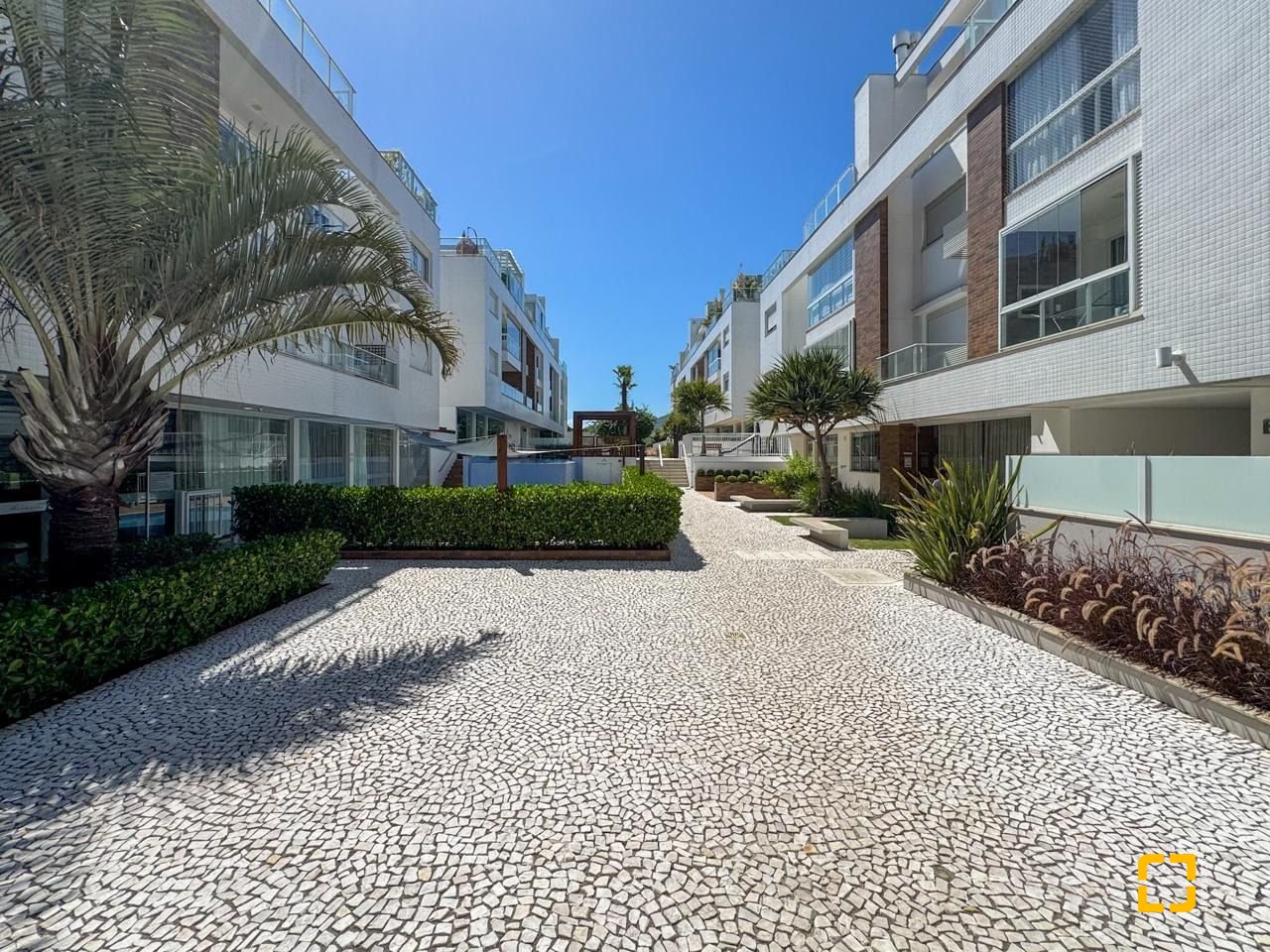 Cobertura com 175m², 3 quartos (sendo 1 suíte), 2 garagens, no bairro Campeche Norte em Florianópolis