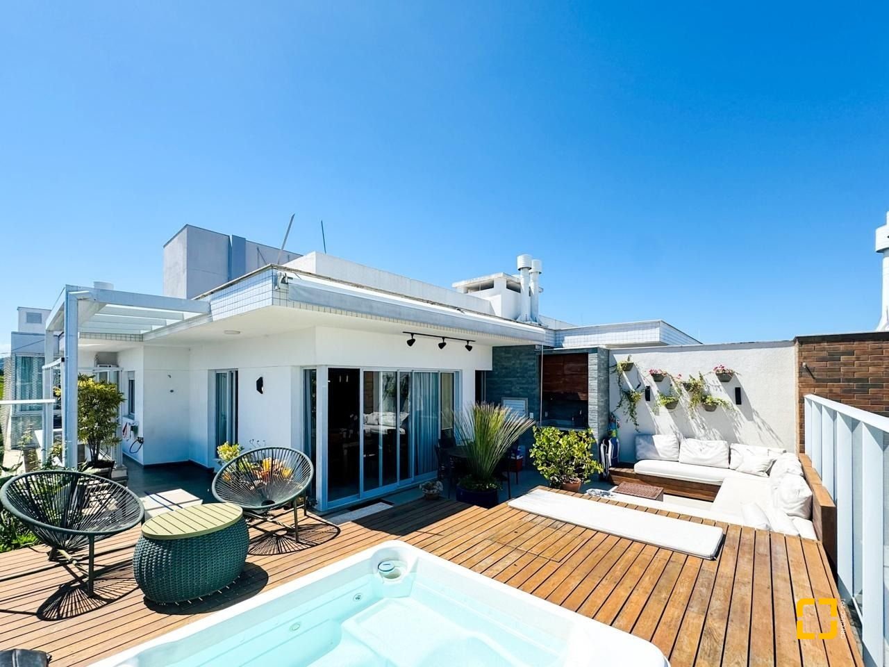 Cobertura com 175m², 3 quartos (sendo 1 suíte), 2 garagens, no bairro Campeche Norte em Florianópolis