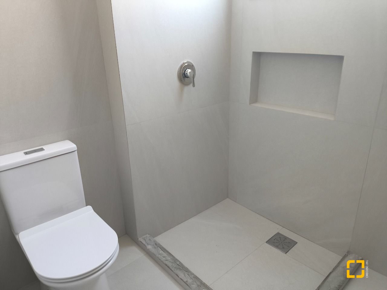 Apartamento com 122m², 6 quartos (sendo 3 suítes), 2 garagens, no bairro Centro em Florianópolis