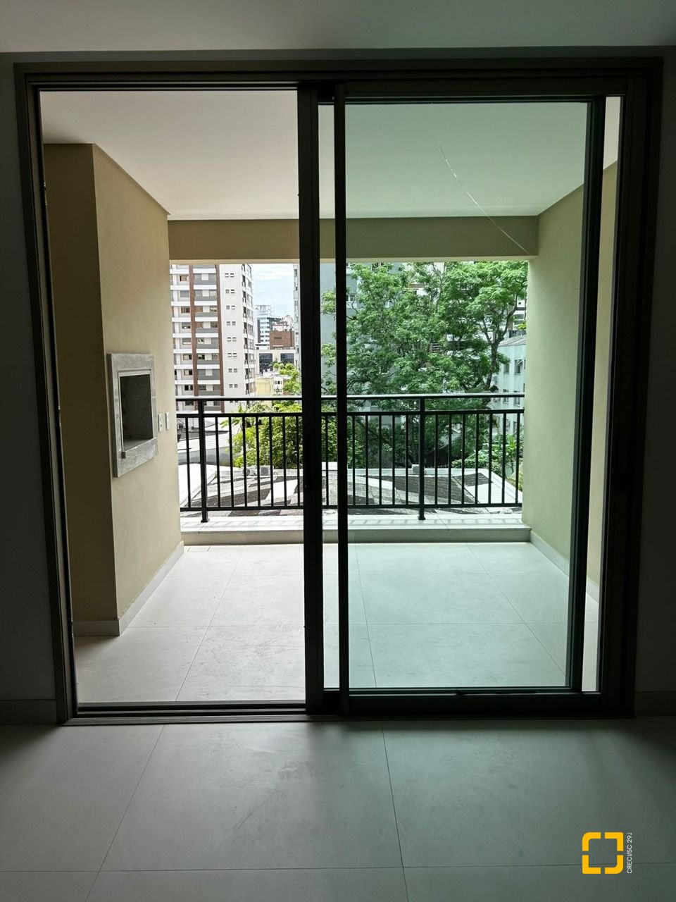 Apartamento com 122m², 6 quartos (sendo 3 suítes), 2 garagens, no bairro Centro em Florianópolis