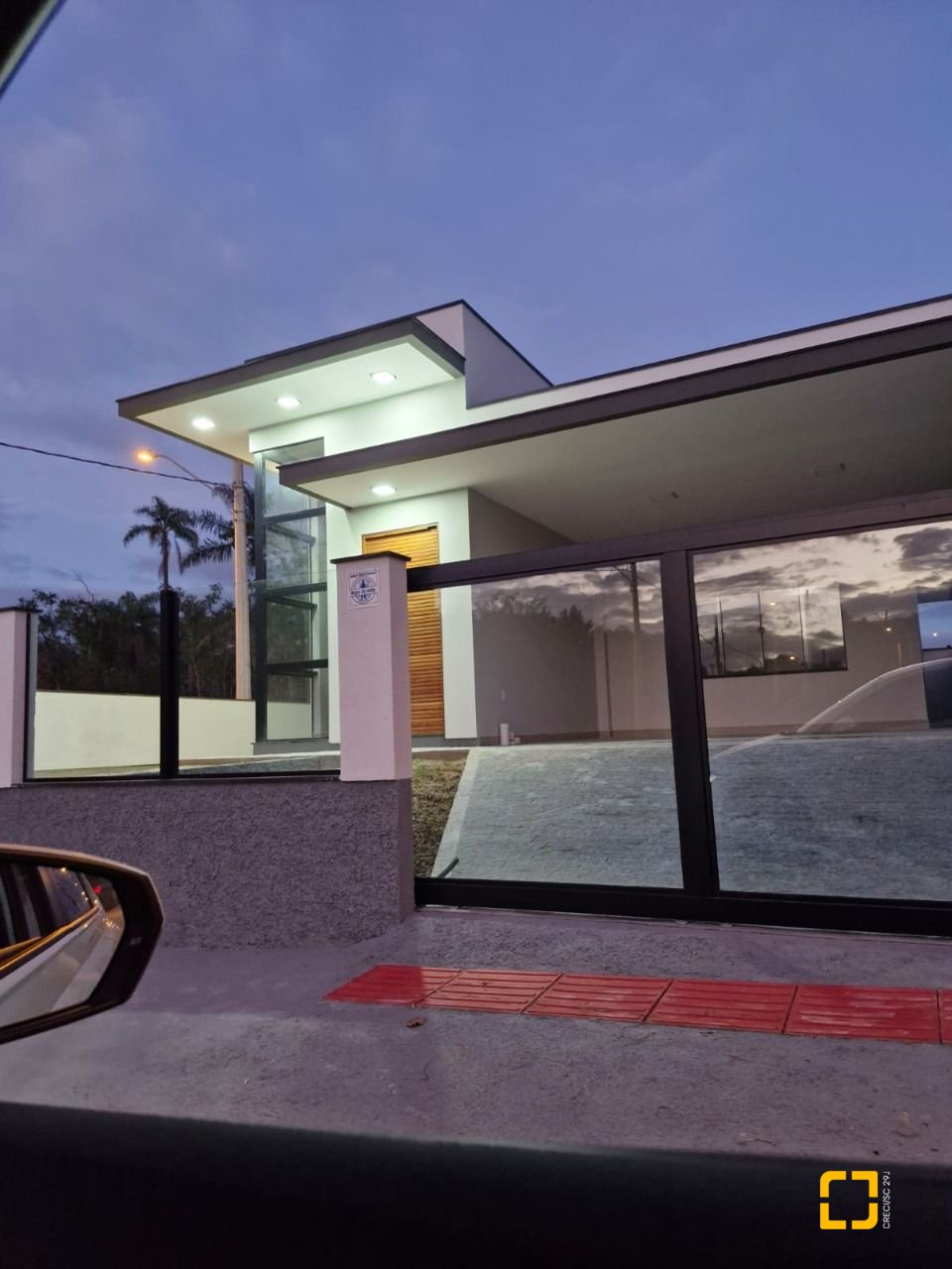 Casa com 113m², 3 quartos (sendo 1 suíte), 2 garagens, no bairro Forquilhas em São José