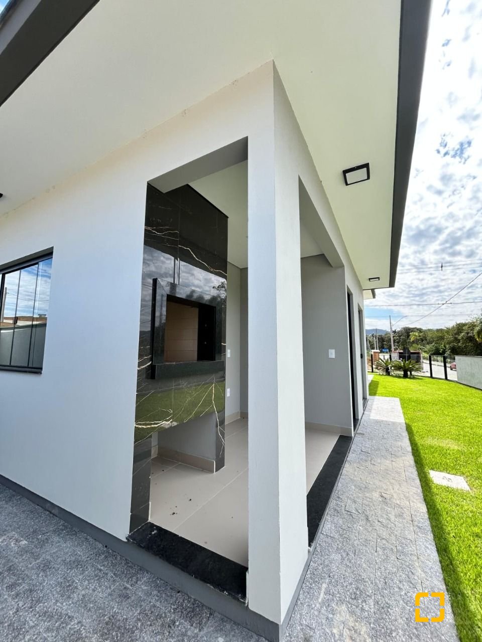 Casa com 113m², 3 quartos (sendo 1 suíte), 2 garagens, no bairro Forquilhas em São José